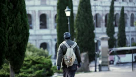 Obdachloser-Mann-zu-Fuß-in-Richtung-Kolosseum---Rom,-Italien