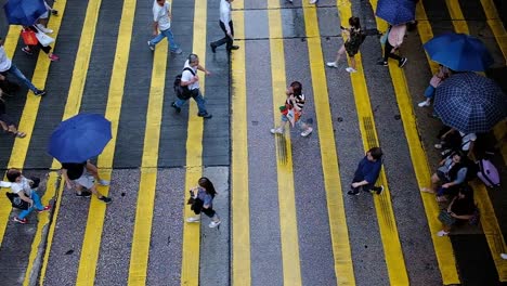 Gente-cruzando-la-calle