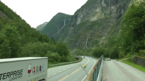 Straße-zwischen-Bergen-in-der-norwegischen.-Tourismus-Urlaub-und-Reisen.