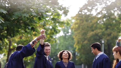 glückliche-Schüler,-die-werfende-Mörtel-bis-Bretter