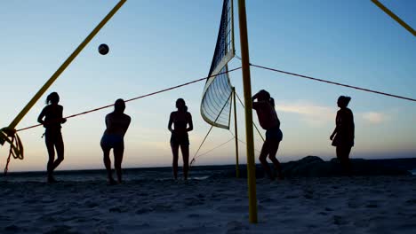 Jugadores-de-voleibol-femenino-jugando-voleibol-4k