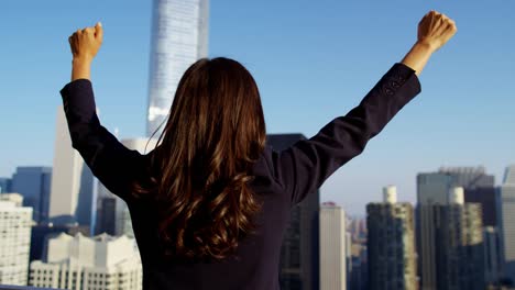 Lateinamerikanische-Frauen-Businessmanager-auf-Chicago-auf-dem-Dach