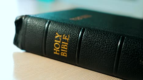 Heilige-Schrift.-Katholische-Heilige-religiöse-Buch.-Begriff-Katholizität-glauben-Spiritualität-der-Heiligen-Bibel-und-Lifestyle-religion