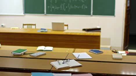 Sala-de-conferencias-con-ningún-estudiante