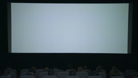 Große-Leinwand-im-Kino.-Anfang-Film-im-Kino.-Kino-Bildschirm-Menschen