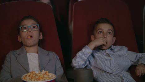 Jóvenes-espectadores-viendo-la-película-en-el-cine.-Entretenimiento-de-los-niños-de-película