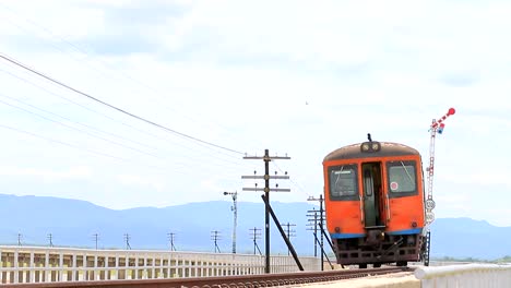 tailandés-trenes-que-circulan-por-vía