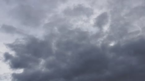 dunkle-Wolken-brauen-Zeit-Runden