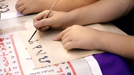 Schreiben-lernen.-Kinder-lernen,-Buchstaben-zu-schreiben