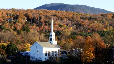 Verschieben-einer-Kirche-in-Stowe,-Vermont-und-ein-Hügel-mit-Herbstlaub