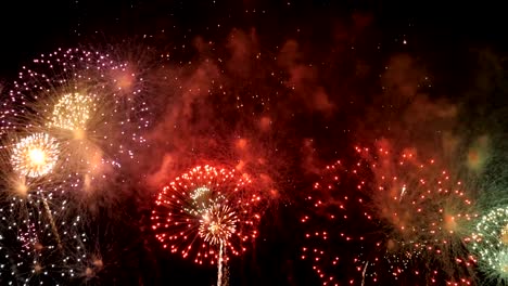 Colorida-celebración-de-fuegos-artificiales