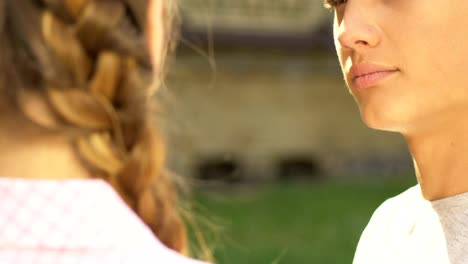 Boy-umarmt-Girl-und-Blick-in-die-Kamera,-Verrat-in-Beziehung,-Gesicht-closeup