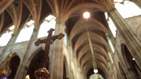 Cruz-Santa-en-la-iglesia.-Cruz-gótica-de-Christian