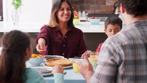 Familia-orando-antes-de-comer-alrededor-de-la-mesa-en-casa