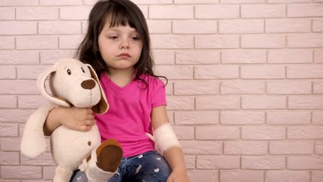 Niño-triste-con-un-peluche.