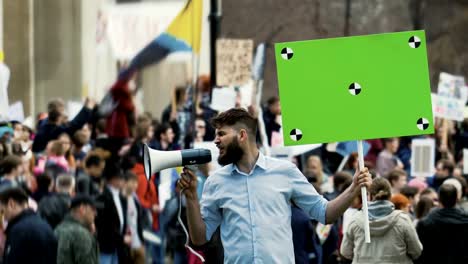 PPE-bei-Rallye.-Kaukasischen-Mann-mit-Banner-schreien-in-ein-Mundstück.