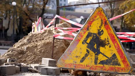 Baustellen-Schild.-Straßenarbeiten-oder-Straße-Reparatur.