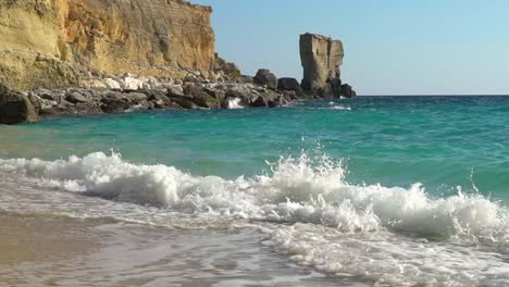 Playa-de-Porto-Miggiano,-Santa-Cesarea-Terme,-Apulia,-Italia.-Olas,-playa-y-acantilados-a-cámara-lenta