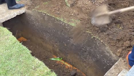 Closeup-foto-de-un-ataúd-fúnebre-en-un-coche-fúnebre-o-capilla-o-entierro-en-el-cementerio