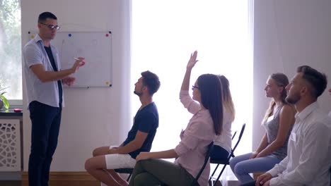 aktives-Lernen-im-Seminar,-Teamleiter,-Präsentation-und-besprechen-Ideen-mit-Kollegen-auf-interaktives-training