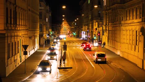 Timelapse-Auto-vorbei-am-Silingrovo-Stadtplatz-in-Brünn,-die-öffentlichen-Verkehrsmittel-in-der-Nacht-auf-der-Durchreise-lange-Straße-voller-Farben-und-Lichter