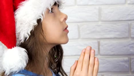 A-child-prays-at-Christmas.