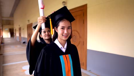 Graduados-negro-usan-trajes-negros-en-el-día-de-la-graduación-en-la-Universidad.