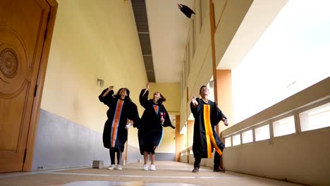 Graduados-negro-usan-trajes-negros-en-el-día-de-la-graduación-en-la-Universidad.
