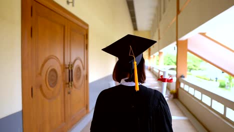 Schwarzen-Absolventen-tragen-schwarze-Anzüge-am-Abschlusstag-der-Universität.