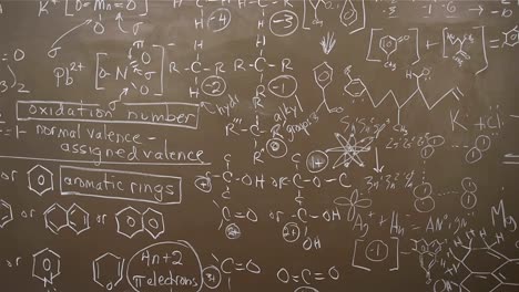 Ein-schwarzes-Brett-ist-voll-von-Chemie-Gleichungen