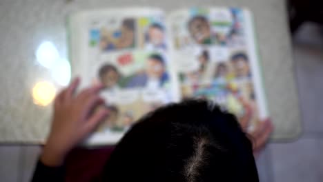 Niña-está-leyendo-en-casa.