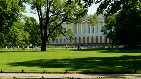 die-Menschen-gehen-im-Schatten-von-einem-grünen-park