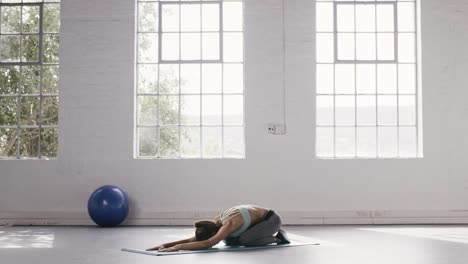 Frau-Kind-Pose-im-Yoga-Studio-zu-tun