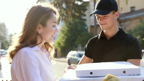 Pizza-Lieferservice.-Kurier-liefert-Box-mit-Lebensmitteln-an-Client