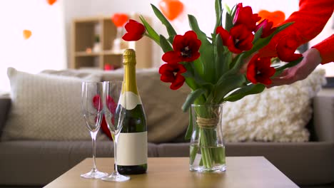 Champagne-y-mujer-con-flores-en-el-día-de-San-Valentín