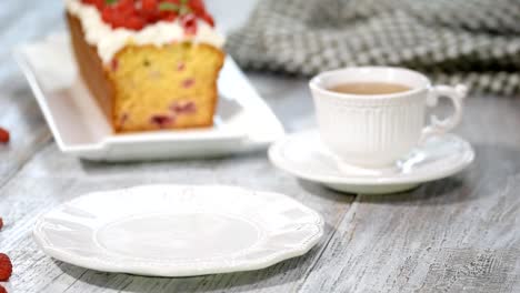 Ein-Stück-Sommer-Pfund-Kuchen-mit-Himbeeren-garniert-mit-Zuckerglasur.