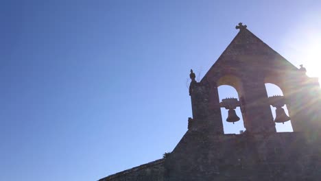 Campana-de-la-iglesia-de-vista-aérea-en-cielo-azul