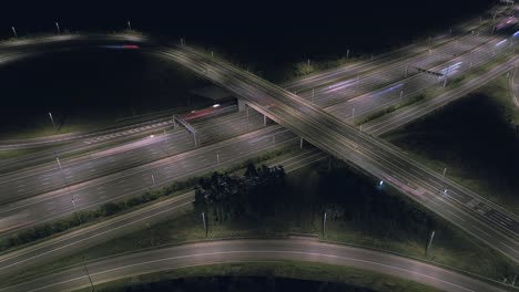 Lapso-de-tiempo-aéreo-de-vehículos-en-una-autopista-británica-en-la-noche