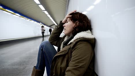 Hoffnungslos-und-erschöpften-Frau-leiden,-Depressionen-und-Angstzuständen-in-u-Bahn-Tunnel-in-Work-Life-Balance-Probleme-Negative-Körperbild-finanziellen-Schwierigkeiten-und-psychischen-Stress-Veranstaltungen-und-Loos-Geliebten.