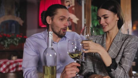 Paar-auf-Datum.-Mann-und-Frau-trinken-Wein-im-Restaurant