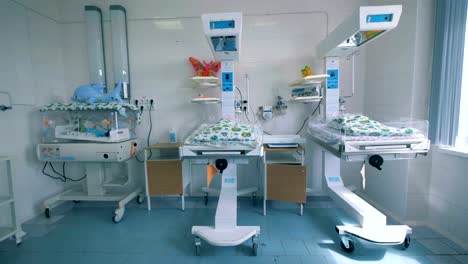 Unidad-hospitalaria-con-bebés-recién-nacidos-acostados-en-cajas