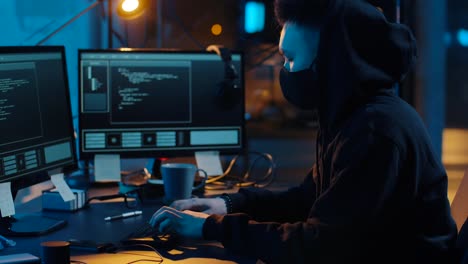 hacker-usando-el-ordenador-para-el-ciberataque-por-la-noche