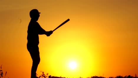 Silhouette-Los-atletas-masculinos-están-entrenando-con-la-puesta-de-sol