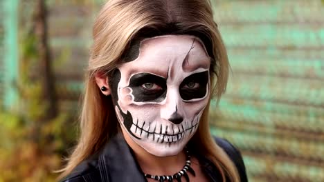 Nahaufnahme-porträt-eines-gotischen-Mädchens-mit-einem-gruseligen-Make-up.-Outfit-für-Halloween.