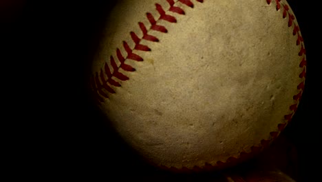 alter-Baseball-Handschuh-mit-Ball