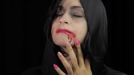 Vampir-Halloween-Make-up.-Frau-Porträt-mit-Blut-auf-ihrem-Gesicht.