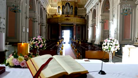 Interior-de-una-antigua-iglesia-en-Italia-se-preparó-para-una-ceremonia-de-boda