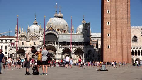 Tourismus-im-Palast-oder-in-der-Kathedrale