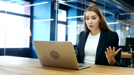 Böse-Frau,-die-arbeitet-auf-Laptop