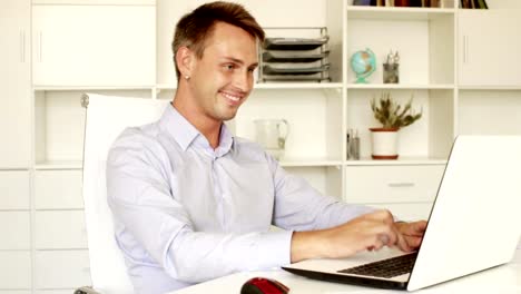 hombre-joven-en-ropa-de-etiqueta-trabajando-con-ordenador-portátil